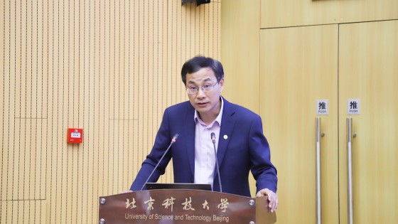 吕昭平主持报告会_副本.jpg