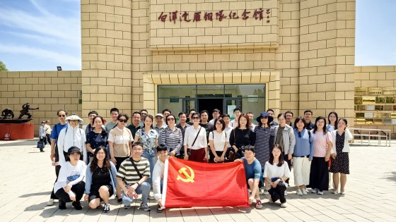 亚洲博彩师生党员在雁翎队纪念馆参观学习_副本.jpg
